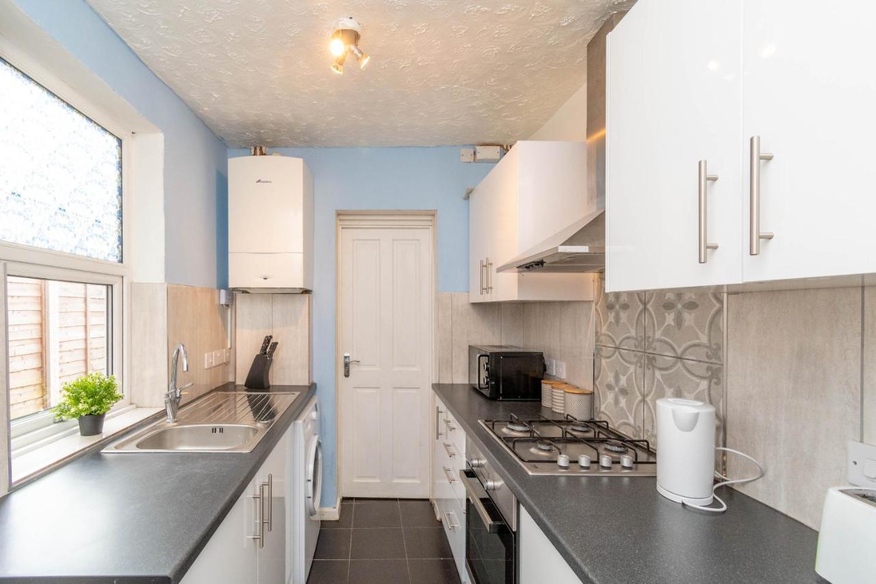Fantastic 3 Bedroom House *Free Parking* Wolverhampton Ngoại thất bức ảnh